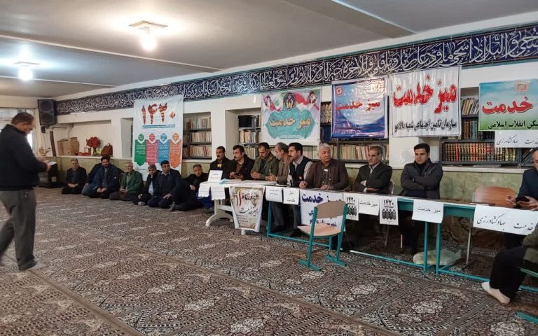 میز خدمت در نماز جمعه دالاهو برگزار شد