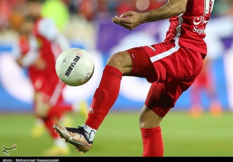کاغذ و دست نوشتههای عجیب در رختکن پرسپولیس در اصفهان