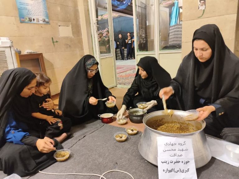 پخت و توزیع آش نذری برای ۲۰۰ نفر به مناسبت دهه دوم محرم