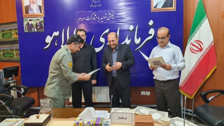 تجلیل از کارمندان نمونه در شهرستان دالاهو