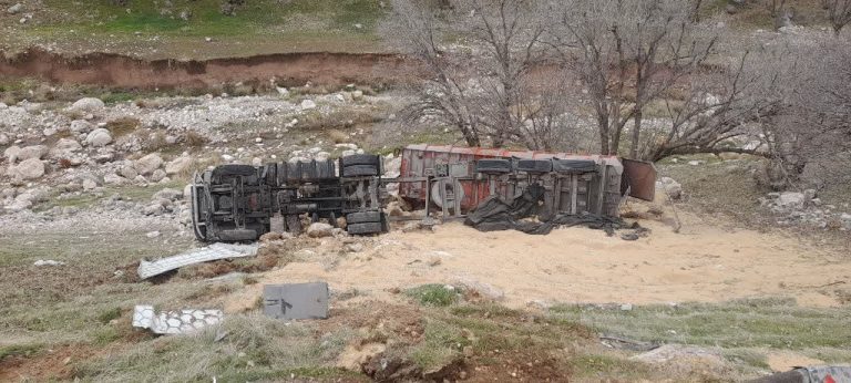 واژگونی یکدستگاه تریلر حامل بار گندم در بزرگراه کربلا مسیر سرپلذهاب به کرندغرب