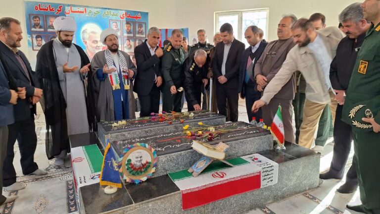 غبارروبی مزار شهدای گمنام دالاهو